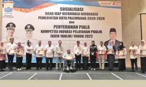 Ratu Dewa Serahkan Piala KOINYANLIK ke 10 OPD di Lingkungan Pemkot Palembang