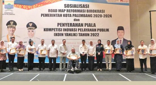 penyerahan-piala-konyanlik Ratu Dewa Serahkan Piala KOINYANLIK ke 10 OPD di Lingkungan Pemkot Palembang