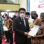 penyerahan-sertifikat-tanah Herman Deru Komitmen Percepat Realisasasi Sertifikasi Tanah Wakaf di Sumsel