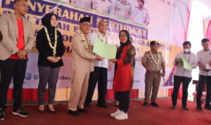 Wabup Banyuasin Serahkan Sertifikat Tanah Melalui Program PTSL Dan Redistribusi Tanah