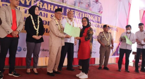 Wabup Banyuasin Serahkan Sertifikat Tanah Melalui Program PTSL Dan Redistribusi Tanah