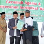 Sambut Bulan Ramadhan, Wabup Banyuasin Serahkan Sertifikat Wakaf Masjid