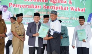 Sambut Bulan Ramadhan, Wabup Banyuasin Serahkan Sertifikat Wakaf Masjid