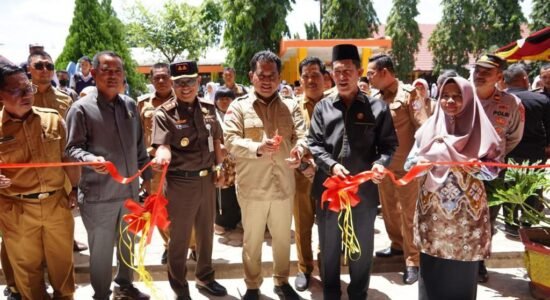 peresmian-gedung-smpn-1-banyuasin-3 Bupati Banyuasin Resmikan Gedung SMP N 1 Banyuasin III dan Penyerahan Buku Tulis Siswa