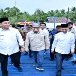 Resmikan Jembatan dan Sarana Air Bersih di Desa Talang Lubuk, Askolani: Jaga!