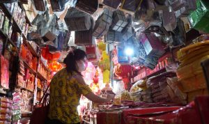 Jelang Tahun Baru Imlek, Warga Tionghoa Siapkan Angpau dan Cuci Patung Dewa