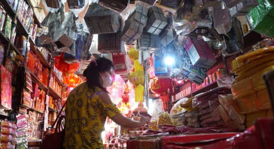 persiapan-jelang-imlek Jelang Tahun Baru Imlek, Warga Tionghoa Siapkan Angpau dan Cuci Patung Dewa