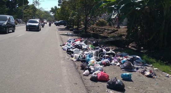 Bau Menyengat! Sampah Berserak di Pinggir Jalanan Kota