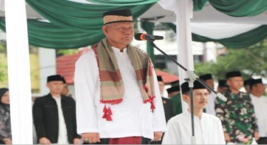 Pj Sekda Muara Enim Pimpin 3500 Peserta Upacara dari Ponpes dan Madrasah