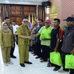 Wujudkan Ketahanan Pangan, Pj Bupati Banyuasin Serahkan Benih Sayuran