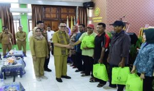 Wujudkan Ketahanan Pangan, Pj Bupati Banyuasin Serahkan Benih Sayuran