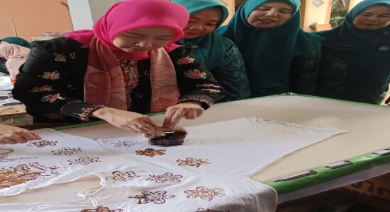 Pj Ketua TP PKK Adhitya Trinia Kunjungi Sentra Ecoprint UMKM Gerakan Masyarakat Wirausaha Kabupaten Banyuasin