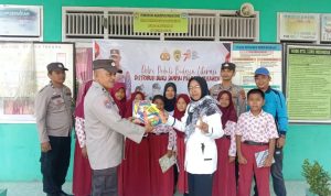 Polsek Rambang Lubai Bagikan Buku Bacaan Kepada SD Negeri 1 Lubai