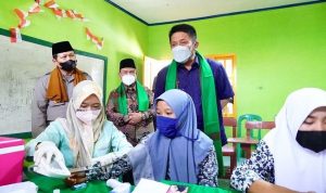 Herman Deru Fasilitasi Vaksinasi Seluruh Santri Ponpes di Sumsel