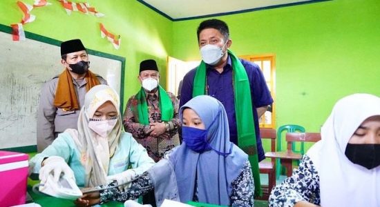 Herman Deru Fasilitasi Vaksinasi Seluruh Santri Ponpes di Sumsel