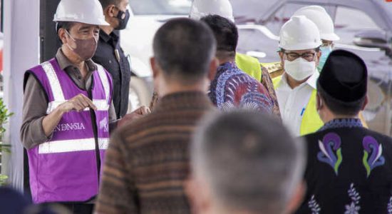 Presiden Joko Widodo berjalan disekitar kawasan pembangunan pabrik Smelter PT Virtue Dragon Nikel Industri (VDNI) di Kecamatan Morosi, Kabupaten Konawe, Sulawesi Tenggara, Senin (27/12/2021). Dorong Hilirisasi Industri, Presiden Resmikan Pabrik Smelter Nikel di Konawe