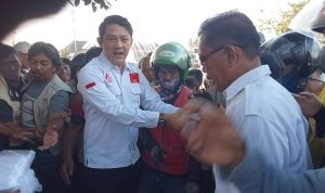 Ormas Projo Bagi Bagi takjil untuk Masyarakat dan Pengguna Jalan Bundaran Tugu Kopi Muara Enim