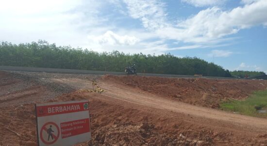 Jalan Penghubung 2 Desa Terputus Akibat Proyek Tol Kapal Betung