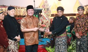 Herman Deru Minta Pujasuma Pertahankan Kesenian Wayang Ditengah Kencangnya Arus Budaya Asing 