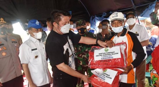 Susuri Sungai, Herman Deru Bawa Bantuan Untuk Korban Puting Beliung
