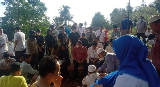 RD Melayat ke Rumah Korban Kecelakaan di Musi IV