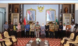 Herman Deru Bersama Istri Sampaikan Data Regsosek Perdana pada Petugas BPS Sumsel