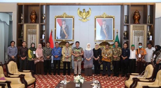 Herman Deru Bersama Istri Sampaikan Data Regsosek Perdana pada Petugas BPS Sumsel