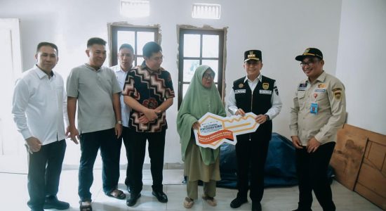 rumah-layak-huni Pj Gubernur Agus Fatoni Serahkan Kunci Rumah Layak Huni pada Warga Penerima Manfaat