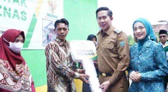 Plt Bupati Muara Enim Serahkan Kunci Rumah Program Baznas Kepada Penerima