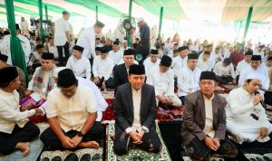 Pj Gubernur Agus Fatoni dan Keluarga Salat Ied Berjamaah bersama Masyarakat