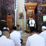 Salat Jumat Berjamaah di Masjid Baiturrahman,  Agus Fatoni Beri Bantuan sekaligus Halal Bihalal Bersama Warga