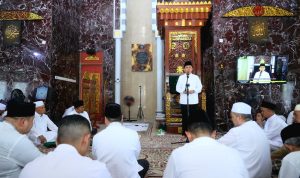 Salat Jumat Berjamaah di Masjid Baiturrahman,  Agus Fatoni Beri Bantuan sekaligus Halal Bihalal Bersama Warga