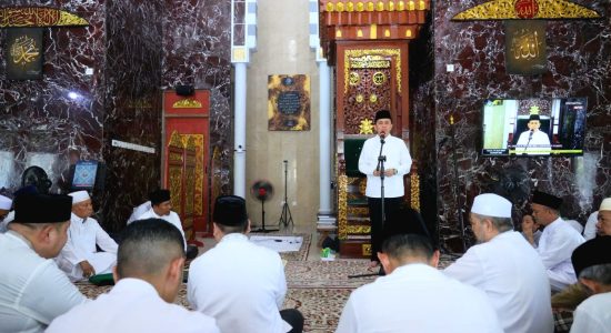 Salat Jumat Berjamaah di Masjid Baiturrahman,  Agus Fatoni Beri Bantuan sekaligus Halal Bihalal Bersama Warga