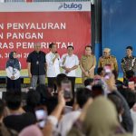 salurkan-bantuan-di-kota-lubuklinggau Presiden Jokowi bersama Pj Gubernur Agus Fatoni Salurkan Bantuan Pangan di Kota Lubuk Linggau