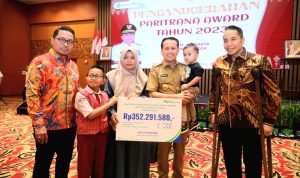 Pj Gubernur Agus Fatoni Beri Santunan Jaminan bagi Tenaga Kerja