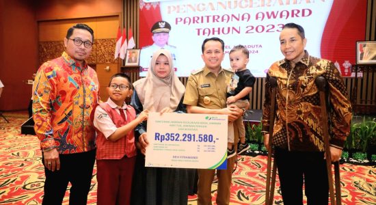 Pj Gubernur Agus Fatoni Beri Santunan Jaminan bagi Tenaga Kerja