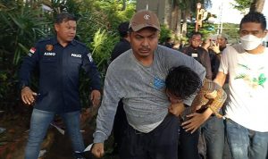 Breaking News !! Berakhir Rusuh, Polisi Pukul Mundur Massa Aksi