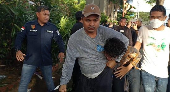 sejumlah-demonstran-diamankan Breaking News !! Berakhir Rusuh, Polisi Pukul Mundur Massa Aksi