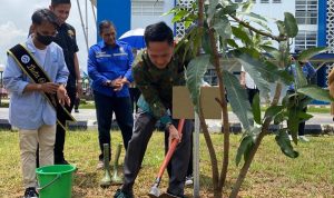Ratu Dewa dan Menko PMK Tanam Pohon di Kampus UIN Raden Fatah Palembang