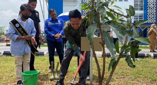Ratu Dewa dan Menko PMK Tanam Pohon di Kampus UIN Raden Fatah Palembang