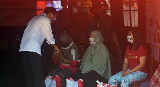 Kunjungi Lokasi Terdampak Erupsi Semeru, Presiden : Segera Bangun Rumah Untuk Korban!