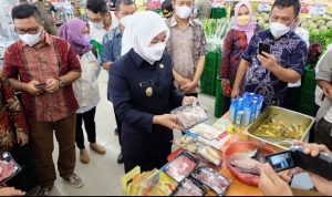Wawako Sidak Supermarket di Celentang; Kemasan Rusak Hingga Daging Tak Segar