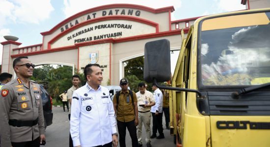 Pj Gubernur Agus Fatoni Stop Angkutan Truk Penyebab Kemacetan yang Melintas di Jalan Palembang - Betung