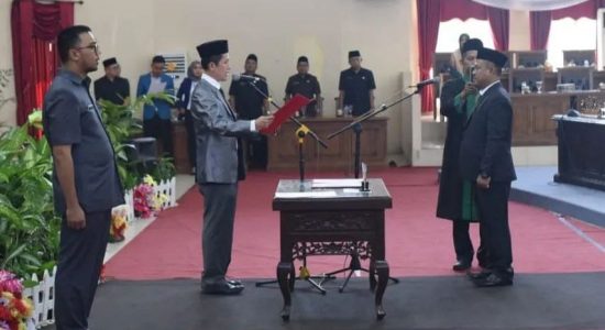 sumpah-jabatan-zulfahmi Zulfahmi Resmi Gantikan Nopizar Teguh Sisa Masa Jabatan 2019-2024