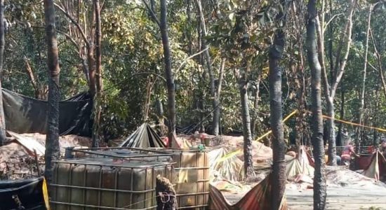 sumur-minyak-ilegal Sumur Minyak Ilegal Meluap, Banjiri Pemukiman Warga di Keluang