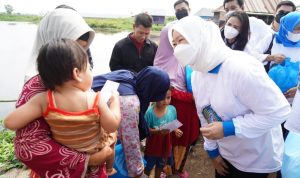 Momen HUT Sumsel ke-76, Feby Deru Salurkan Tali Asih Untuk Warga Sekitar TPA Keramasan