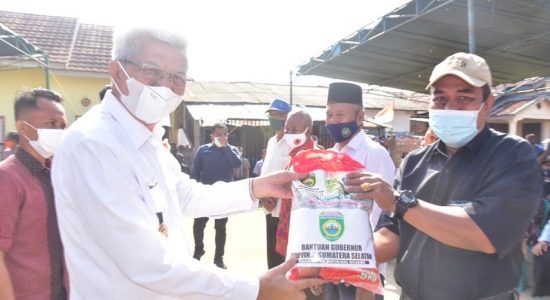 tanahmas Warga Tanah Mas Banyuasin Sumringah Dapat Bantuan Beras Gubernur