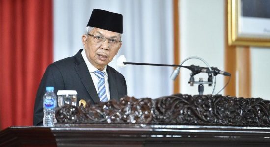 Mawardi Yahya Sampaikan Jawaban Gubernur Terhadap Pandangan 9 Fraksi