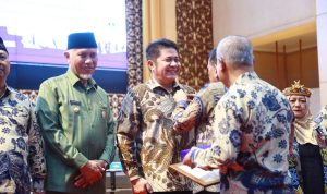 Herman Deru Terima Penghargaan Adhi Bhakti Tani Nelayan Maha Utama