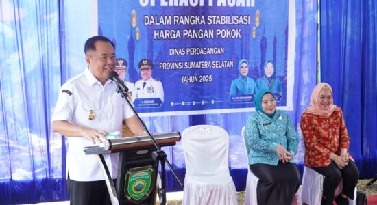 tinjau-operasi-pasar-disukamaju-sako1 Wagub Cik Ujang Didampingi Staf Ahli PKK Sumsel Lidyawati CU Tinjau Operasi Pasar Murah di Sukamaju Sako